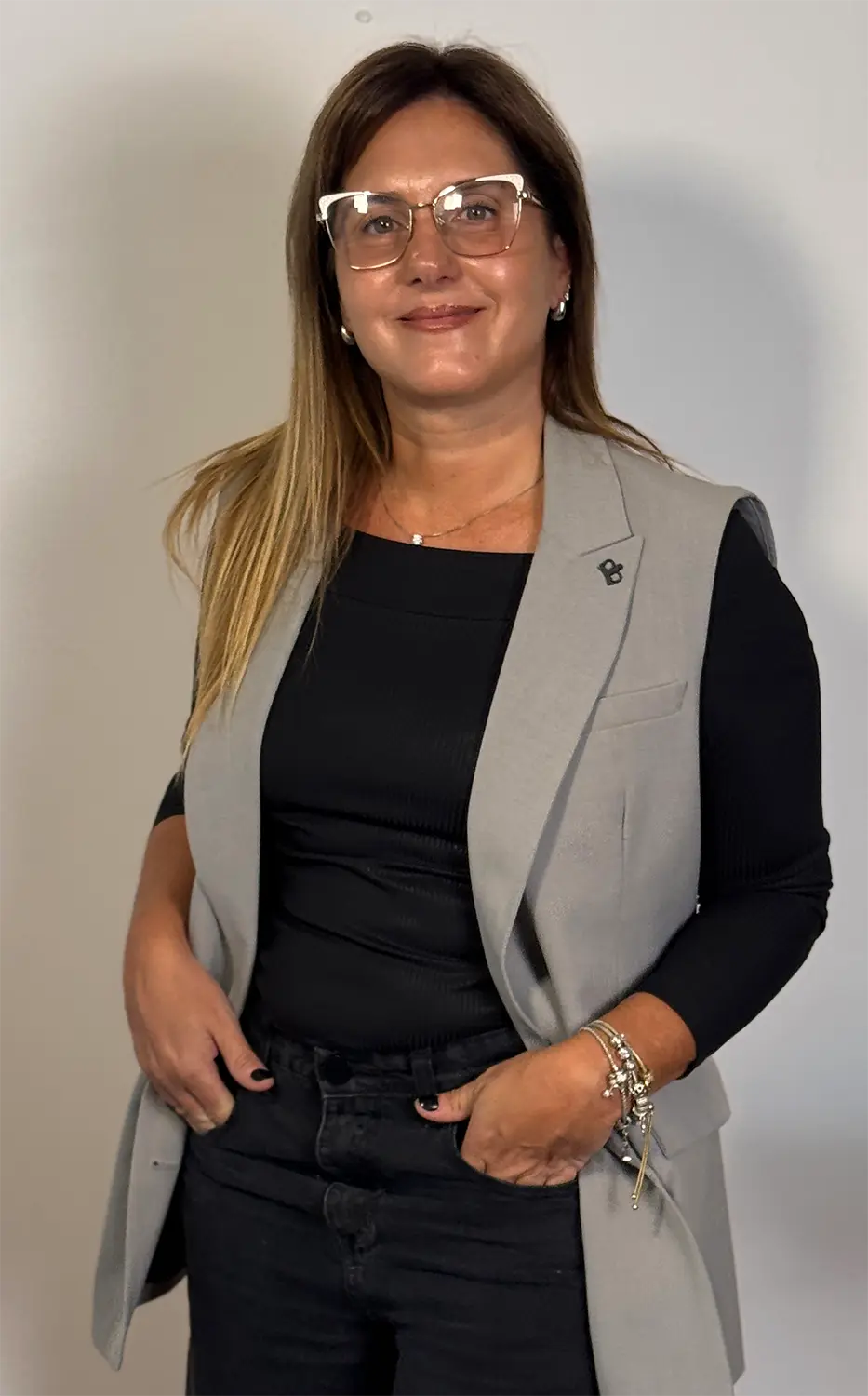 trabajo integrando psicología clínica, neurociencia del apego y constelaciones familiares. Acompaño a mujeres profesionales e independientes que, aun teniendo conciencia, recorrido terapéutico y herramientas, siguen repitiendo patrones vinculares que les generan ansiedad, culpa o agotamiento emocional. Mi enfoque no busca romantizar el sufrimiento ni quedarse solo en la explicación del problema. Trabajo para traducir lo complejo en claridad emocional aplicable, con una mirada profunda pero también concreta. Mi filosofía es simple: no alcanza con entender lo que te pasa; hay que poder transformarlo en una forma distinta de elegir, vincularte y sostenerte.